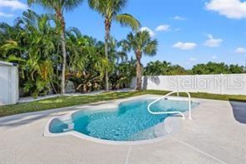 House in Saint Pete Beach, Florida 3 bedrooms, 133.59 sq.m. № 1675811 - photo 16