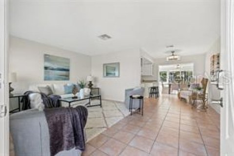 House in Saint Pete Beach, Florida 3 bedrooms, 133.59 sq.m. № 1675811 - photo 6