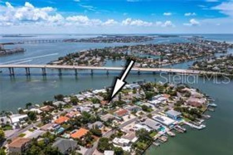 House in Saint Pete Beach, Florida 3 bedrooms, 133.59 sq.m. № 1675811 - photo 29