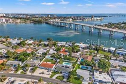 House in Saint Pete Beach, Florida 3 bedrooms, 133.59 sq.m. № 1675811 - photo 23