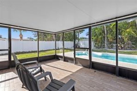 House in Saint Pete Beach, Florida 3 bedrooms, 133.59 sq.m. № 1675811 - photo 19