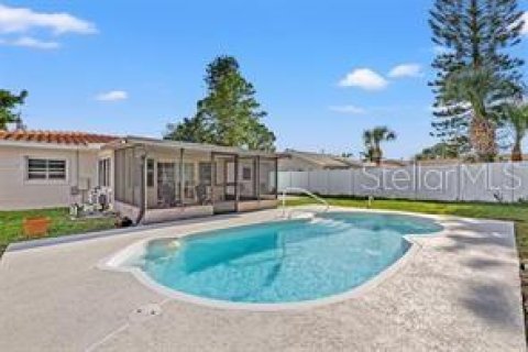 House in Saint Pete Beach, Florida 3 bedrooms, 133.59 sq.m. № 1675811 - photo 17