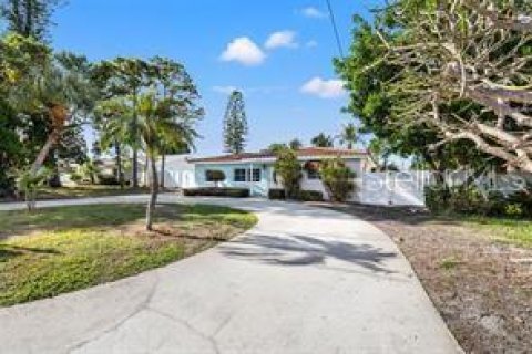 House in Saint Pete Beach, Florida 3 bedrooms, 133.59 sq.m. № 1675811 - photo 5