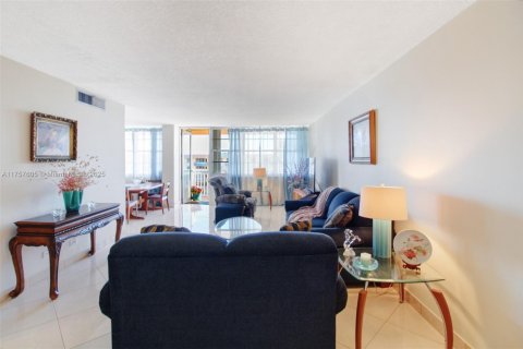 Condo in Sunny Isles Beach, Florida, 1 bedroom  № 1506014 - photo 11