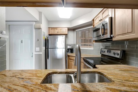 Condo in Saint Petersburg, Florida, 2 bedrooms  № 1560936 - photo 7