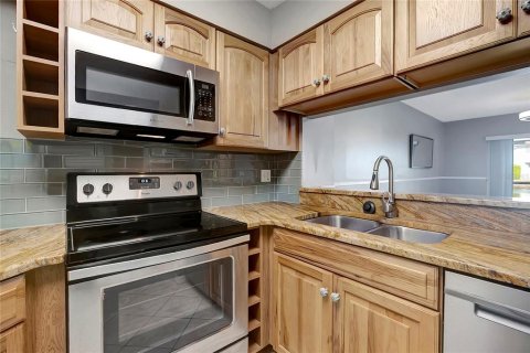 Condo in Saint Petersburg, Florida, 2 bedrooms  № 1560936 - photo 8