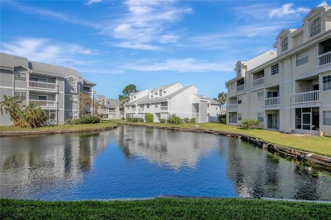 Condo in Saint Petersburg, Florida, 2 bedrooms  № 1560936 - photo 18