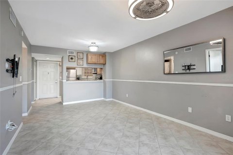 Condo in Saint Petersburg, Florida, 2 bedrooms  № 1560936 - photo 5