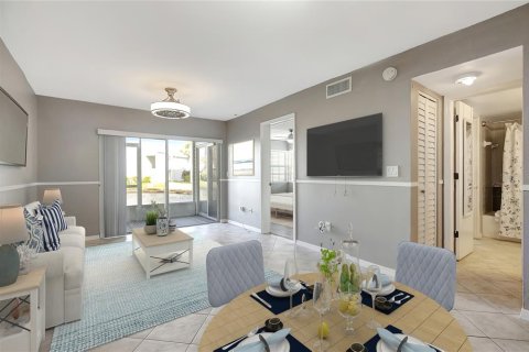 Condo in Saint Petersburg, Florida, 2 bedrooms  № 1560936 - photo 2