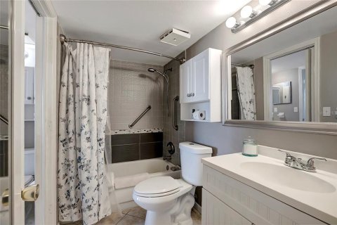 Condo in Saint Petersburg, Florida, 2 bedrooms  № 1560936 - photo 11
