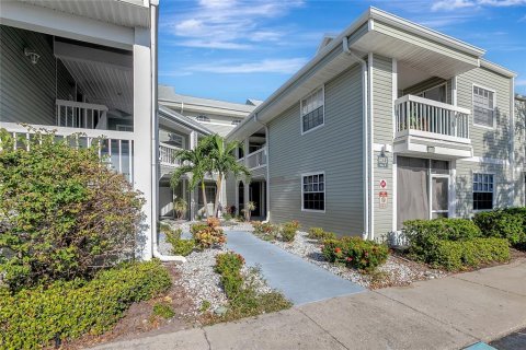 Condo in Saint Petersburg, Florida, 2 bedrooms  № 1560936 - photo 1