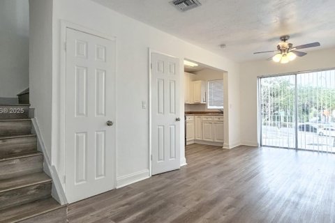 Снять в аренду кондоминиум в Майами, Флорида 2 спальни, 74.51м2, № 1970217 - фото 2