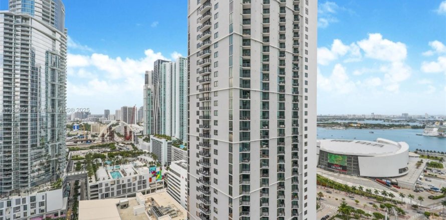 Condominio en Miami, Florida, 1 dormitorio  № 1889239