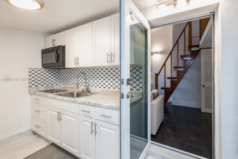 Commercial property in Miami, Florida 2 bedrooms, 181.35 sq.m. № 2031458 - photo 9