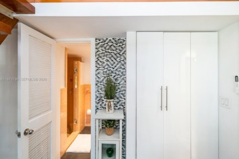 Commercial property in Miami, Florida 2 bedrooms, 181.35 sq.m. № 2031458 - photo 15