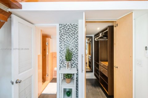 Commercial property in Miami, Florida 2 bedrooms, 181.35 sq.m. № 2031458 - photo 14