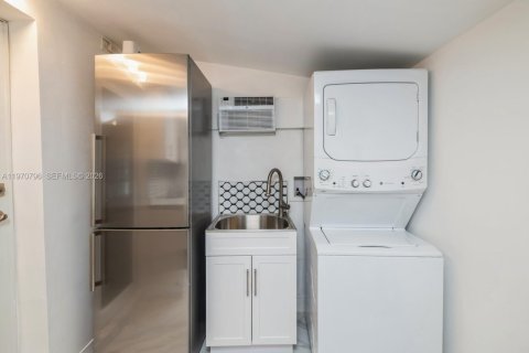 Commercial property in Miami, Florida 2 bedrooms, 181.35 sq.m. № 2031458 - photo 8