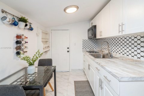 Commercial property in Miami, Florida 2 bedrooms, 181.35 sq.m. № 2031458 - photo 7