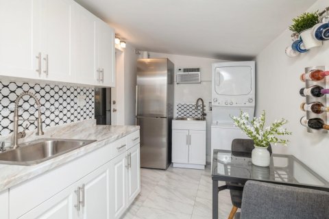 Commercial property in Miami, Florida 2 bedrooms, 181.35 sq.m. № 2031458 - photo 6