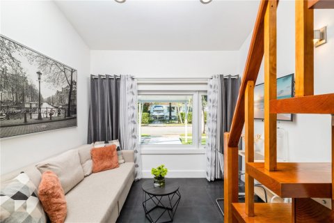 Commercial property in Miami, Florida 2 bedrooms, 181.35 sq.m. № 2031458 - photo 1