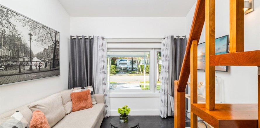 Commercial property in Miami, Florida 2 bedrooms, 181.35 sq.m. № 2031458