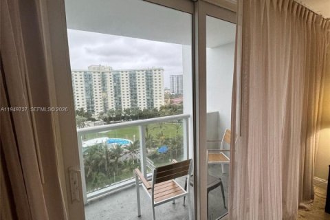 Condo in Sunny Isles Beach, Florida  № 2153045 - photo 1