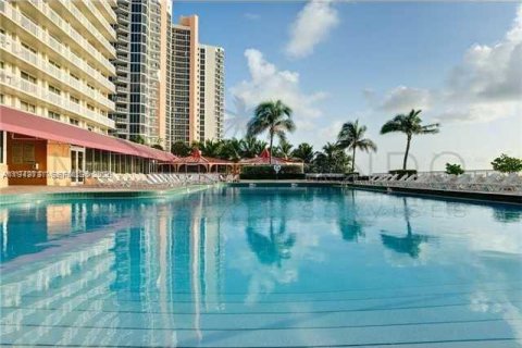 Condo in Sunny Isles Beach, Florida  № 2153045 - photo 13