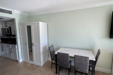 Condo in Sunny Isles Beach, Florida  № 2153045 - photo 9