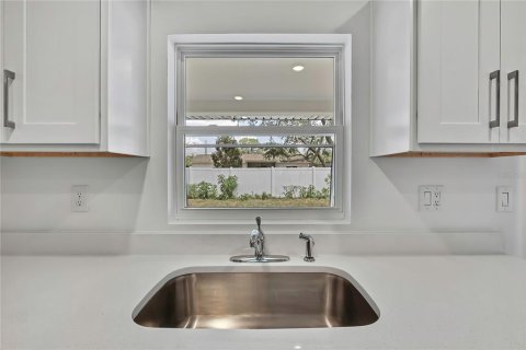 Immobilier commercial à vendre à Spring Hill, Floride: 242.29 m2 № 2404852 - photo 12