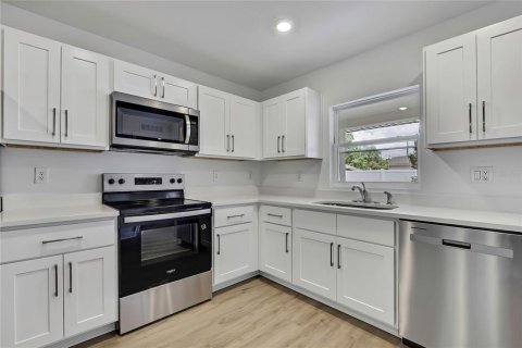 Immobilier commercial à vendre à Spring Hill, Floride: 242.29 m2 № 2404852 - photo 11