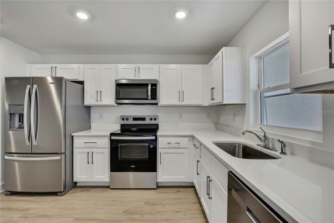 Immobilier commercial à vendre à Spring Hill, Floride: 242.29 m2 № 2404852 - photo 10