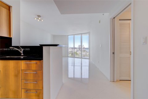 Condo in Miami, Florida, 1 bedroom  № 1888845 - photo 3