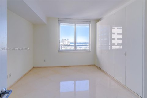 Condo in Miami, Florida, 1 bedroom  № 1888845 - photo 11
