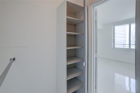 Condo in Miami, Florida, 1 bedroom  № 1888845 - photo 17