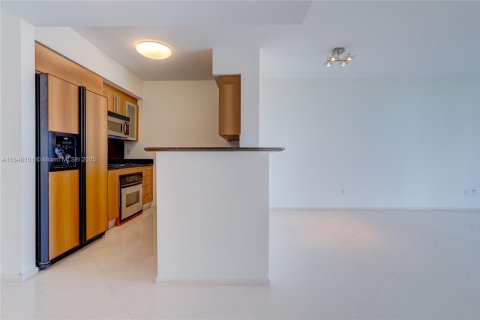 Condo in Miami, Florida, 1 bedroom  № 1888845 - photo 4