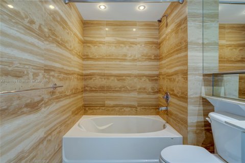 Condo in Miami, Florida, 1 bedroom  № 1888845 - photo 10
