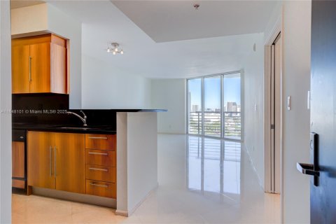 Condo in Miami, Florida, 1 bedroom  № 1888845 - photo 1