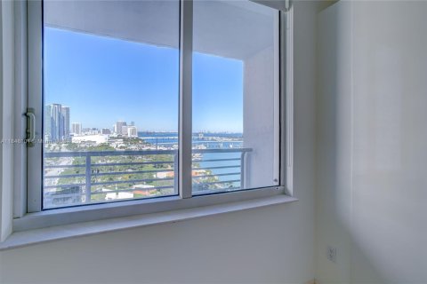 Condo in Miami, Florida, 1 bedroom  № 1888845 - photo 13