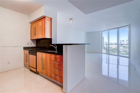 Condo in Miami, Florida, 1 bedroom  № 1888845 - photo 2