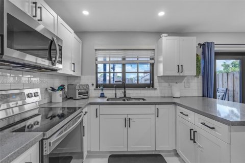 Townhouse in Miami, Florida 3 bedrooms, 144.93 sq.m. № 2071053 - photo 13