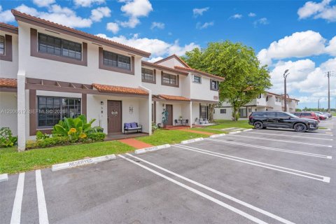 Townhouse in Miami, Florida 3 bedrooms, 144.93 sq.m. № 2071053 - photo 2