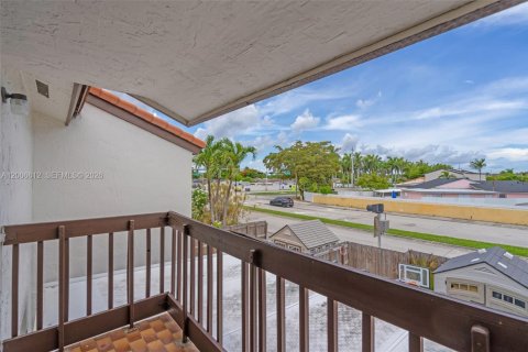 Townhouse in Miami, Florida 3 bedrooms, 144.93 sq.m. № 2071053 - photo 25