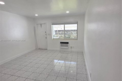 House in Hallandale Beach, Florida 37.16 sq.m. № 2043324 - photo 10