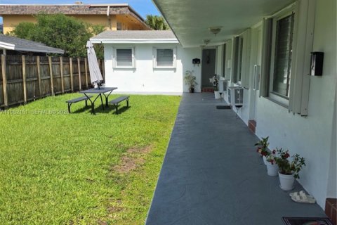 House in Hallandale Beach, Florida 37.16 sq.m. № 2043324 - photo 2