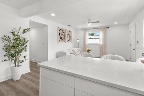 Casa en venta en Tampa, Florida, 4 dormitorios, 138.7 m2 № 2198081 - foto 6