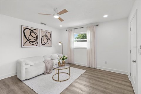 Casa en venta en Tampa, Florida, 4 dormitorios, 138.7 m2 № 2198081 - foto 3