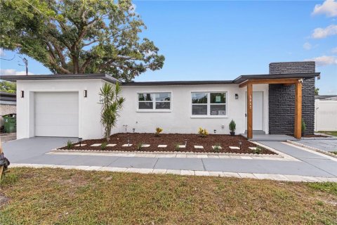 House in Tampa, Florida 4 bedrooms, 138.7 sq.m. № 2198081