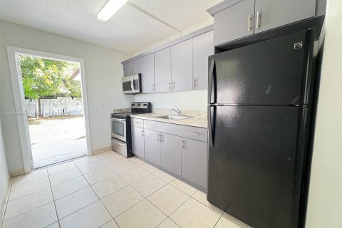 Villa ou maison à louer à Pompano Beach, Floride: 2 chambres, 85.56 m2 № 1877574 - photo 2