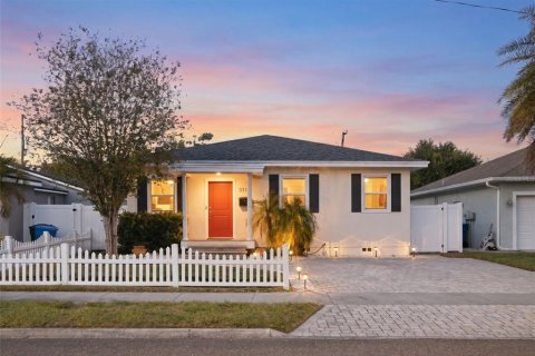House in Saint Petersburg, Florida 3 bedrooms, 159.42 sq.m. № 2149669