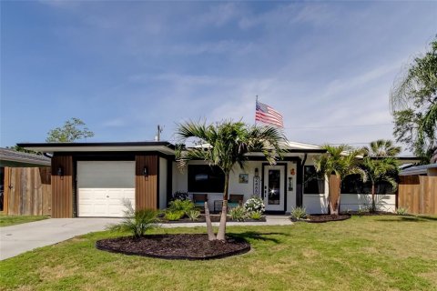 House in Dunedin, Florida 3 bedrooms, 123.65 sq.m. № 1613321 - photo 1
